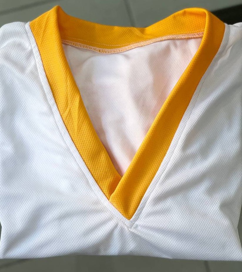 PLAYERA DEPORTIVA CUELLO V CON BOLSA AL FRENTE